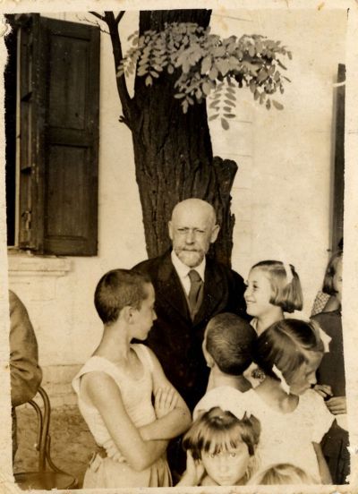 Janusz Korczak mit Kindern | Janusz Korczak Förderschule Welzheim
