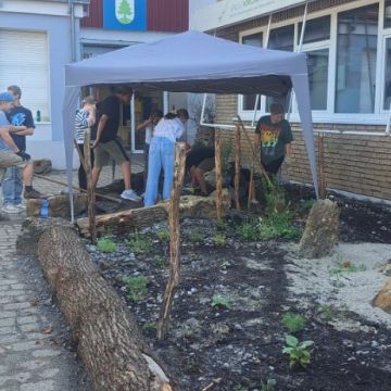 SchülerInnen arbeiten unter dem Pavillion
