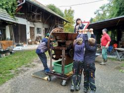 Apfelsaft pressen | Janusz Korczak Förderschule Welzheim