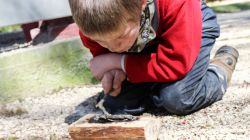 Junge mit Glutschale | Janusz Korczak Förderschule Welzheim