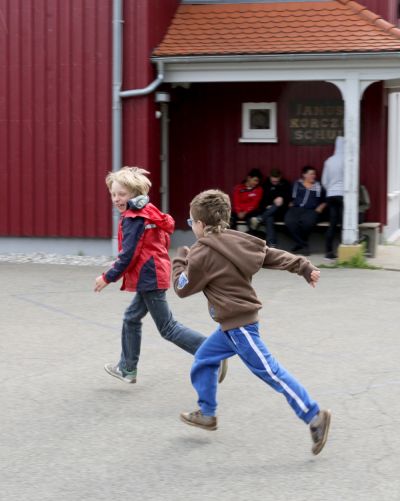 Kinder im Schulhof | Janusz Korczak Förderschule Welzheim