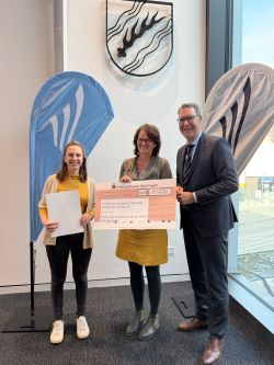 Dr. Sigel überreicht Frau Bulant einen Scheck