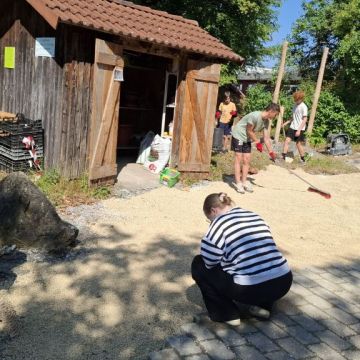 Der Jurakalk wird mit Rechen verteilt