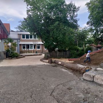 Blick vom Sportplatz zu Schulhof