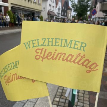 Zwei Fahnen der Heimattage.