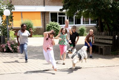 Schüler mit Hund | Janusz Korczak Förderschule Welzheim