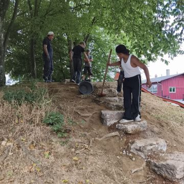 Steine werden als Treppe gesetzt